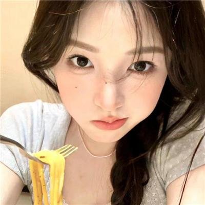 穿条纹衣的男孩